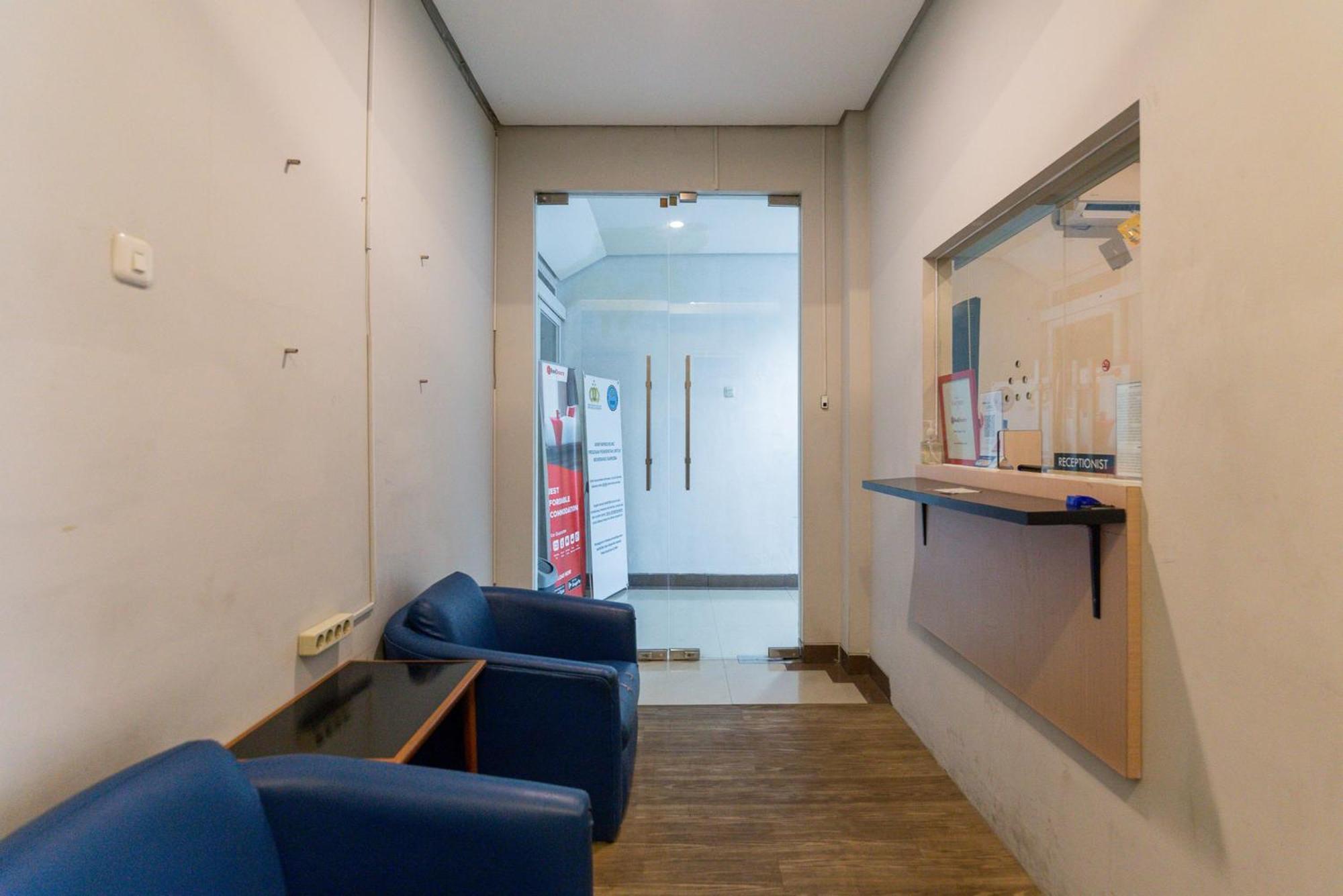 Reddoorz Plus Syariah Near Mall Pondok Indah Джакарта Екстериор снимка