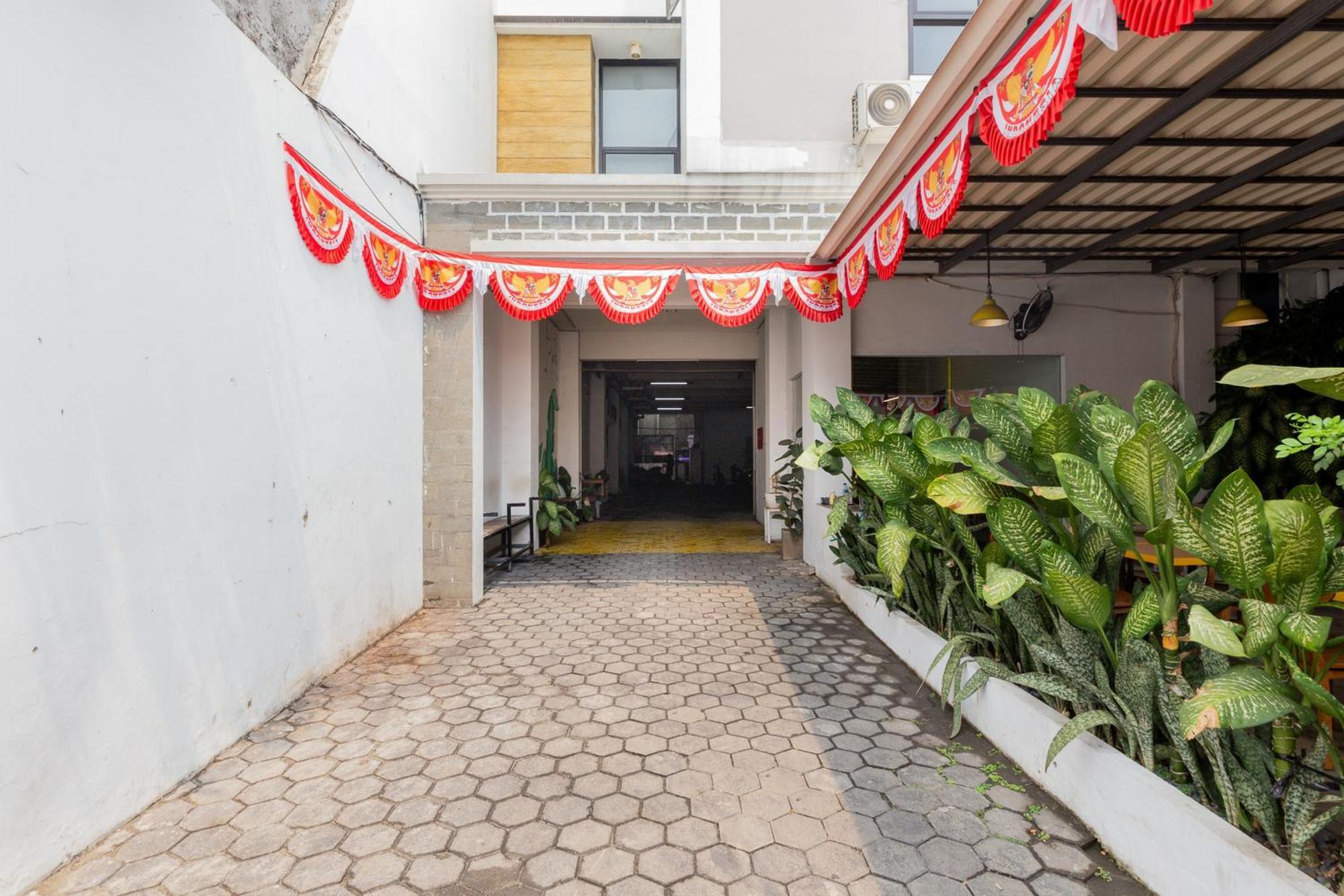 Reddoorz Plus Syariah Near Mall Pondok Indah Джакарта Екстериор снимка