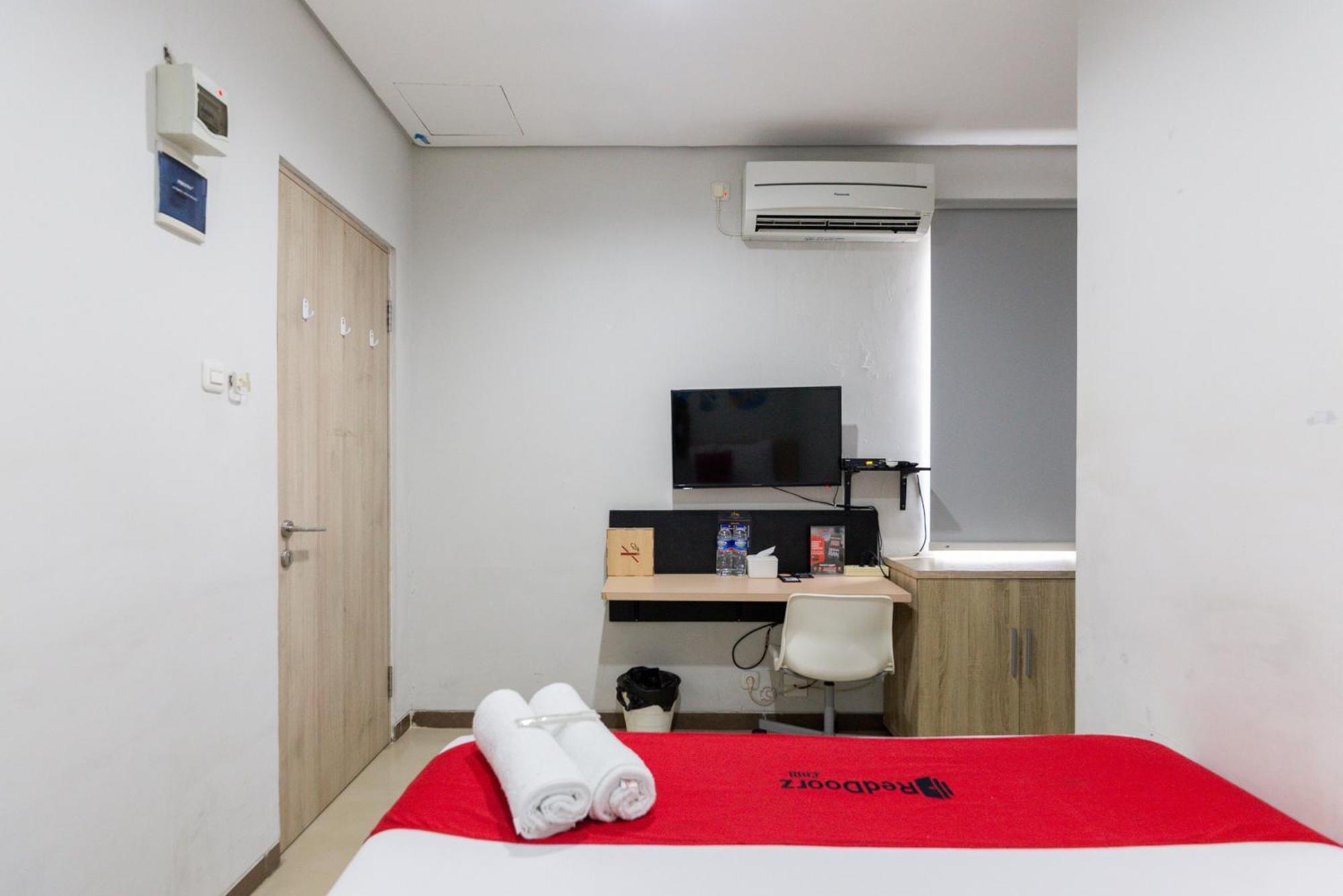 Reddoorz Plus Syariah Near Mall Pondok Indah Джакарта Екстериор снимка