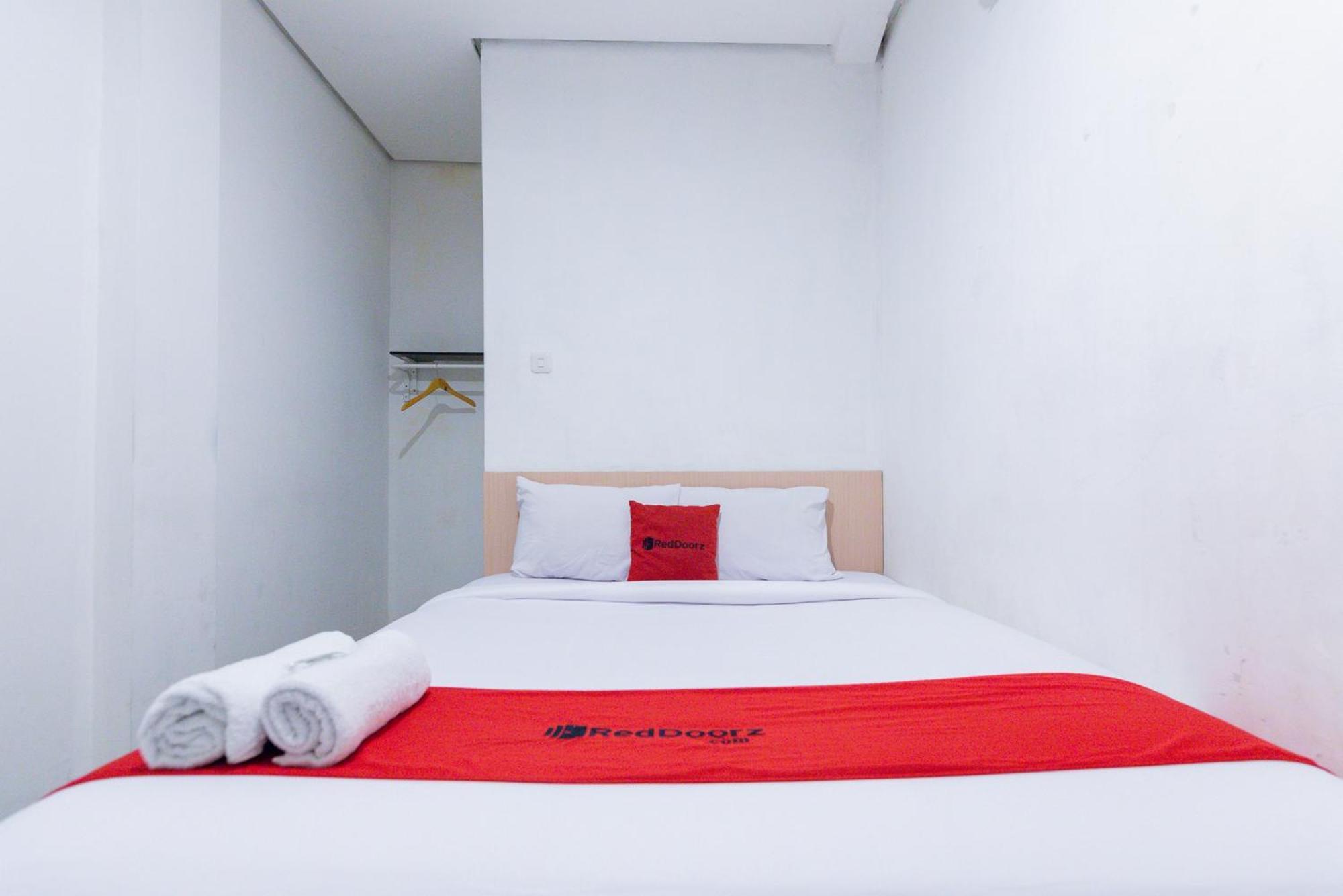 Reddoorz Plus Syariah Near Mall Pondok Indah Джакарта Екстериор снимка