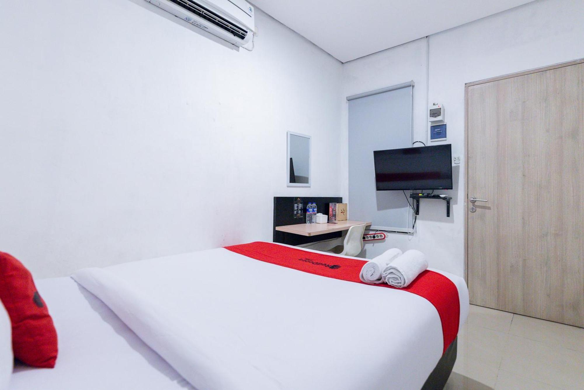 Reddoorz Plus Syariah Near Mall Pondok Indah Джакарта Екстериор снимка