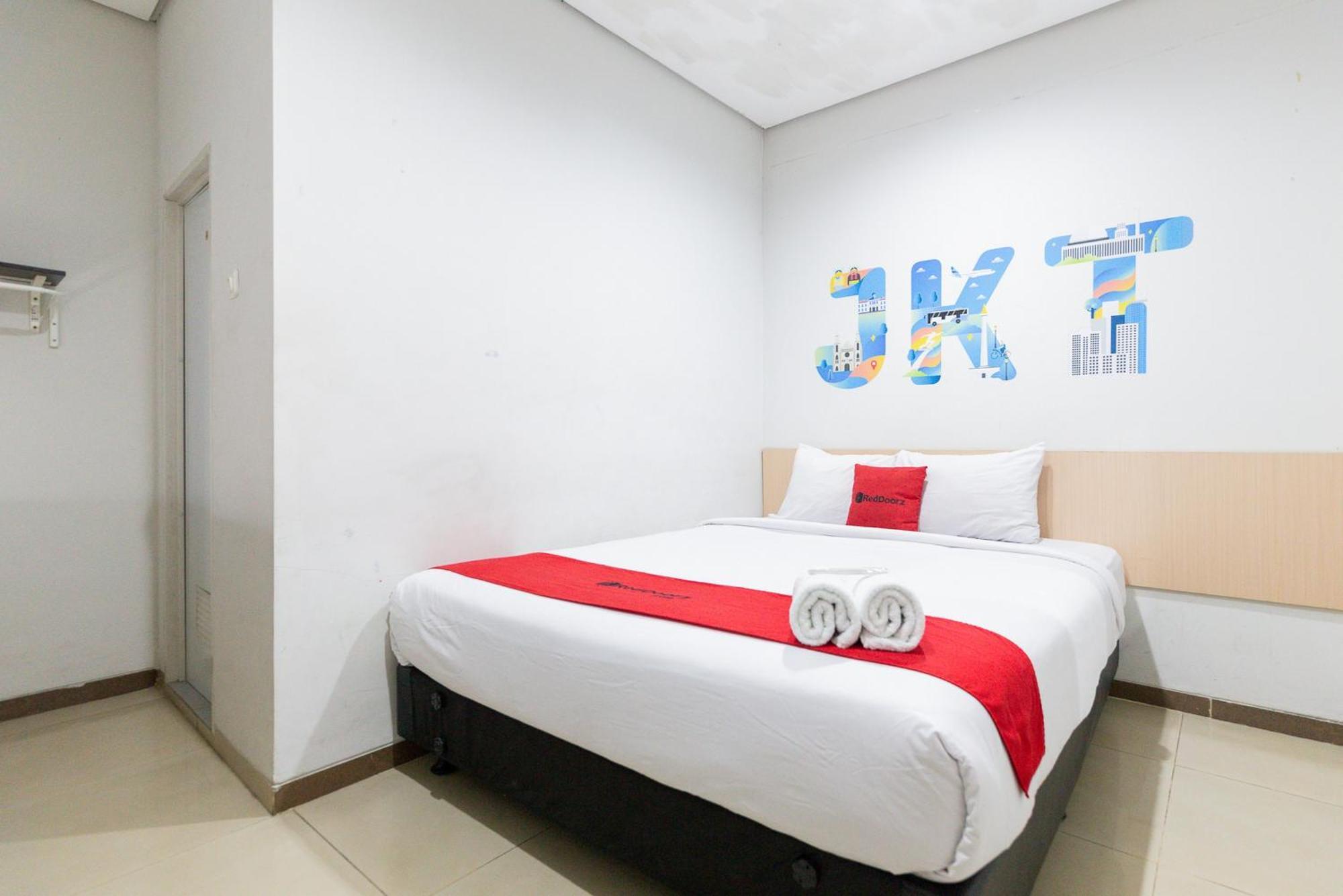 Reddoorz Plus Syariah Near Mall Pondok Indah Джакарта Екстериор снимка