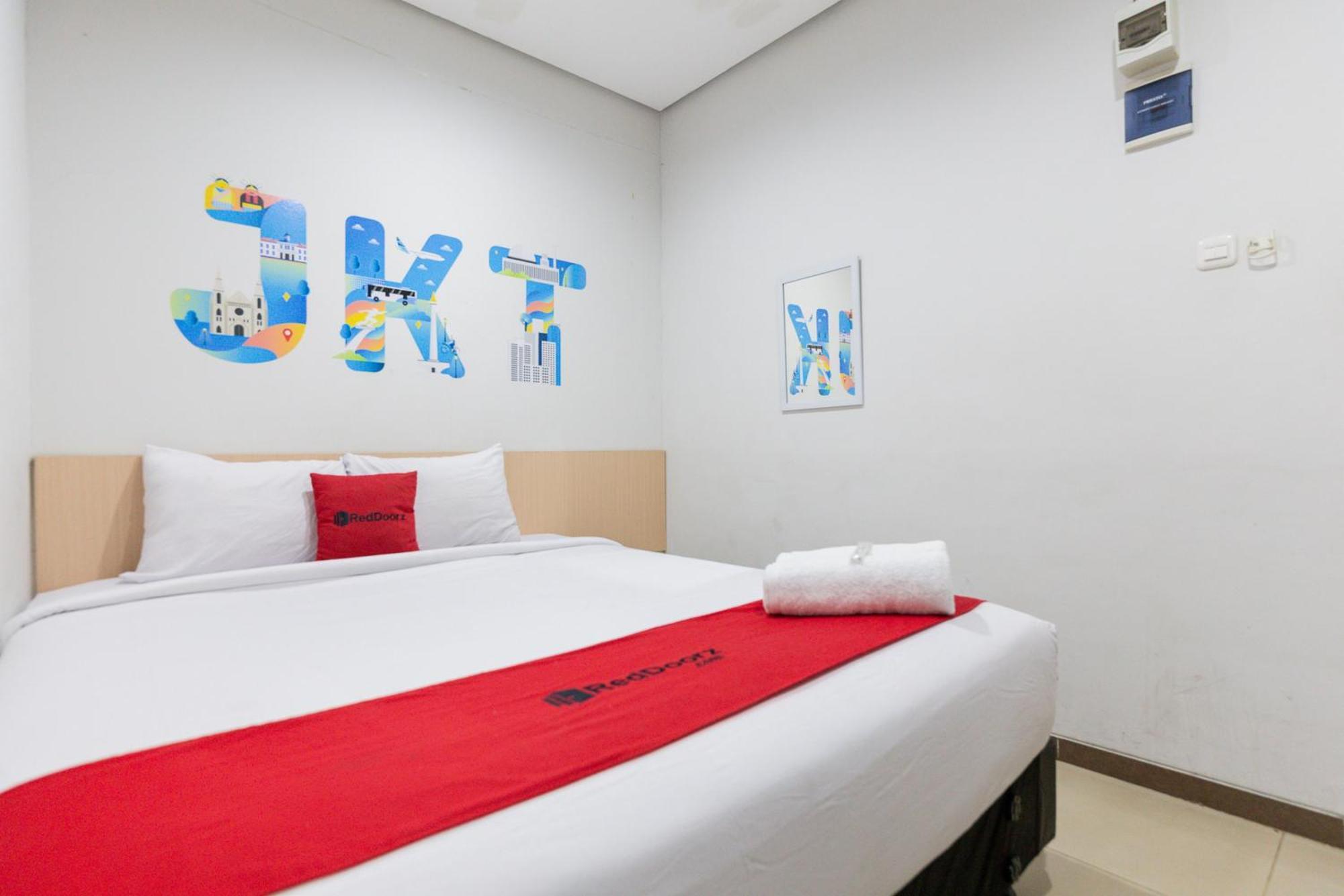 Reddoorz Plus Syariah Near Mall Pondok Indah Джакарта Екстериор снимка