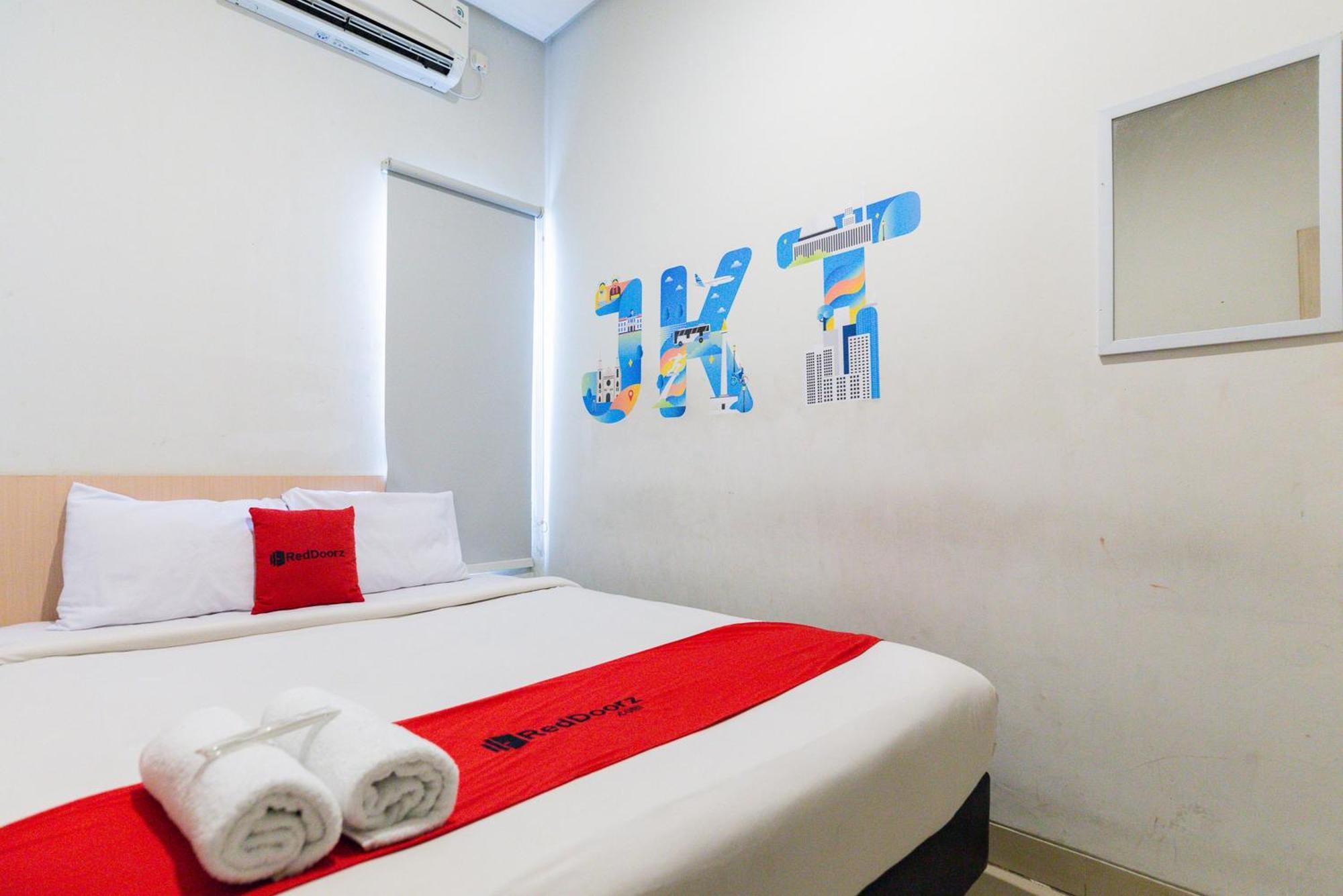 Reddoorz Plus Syariah Near Mall Pondok Indah Джакарта Екстериор снимка