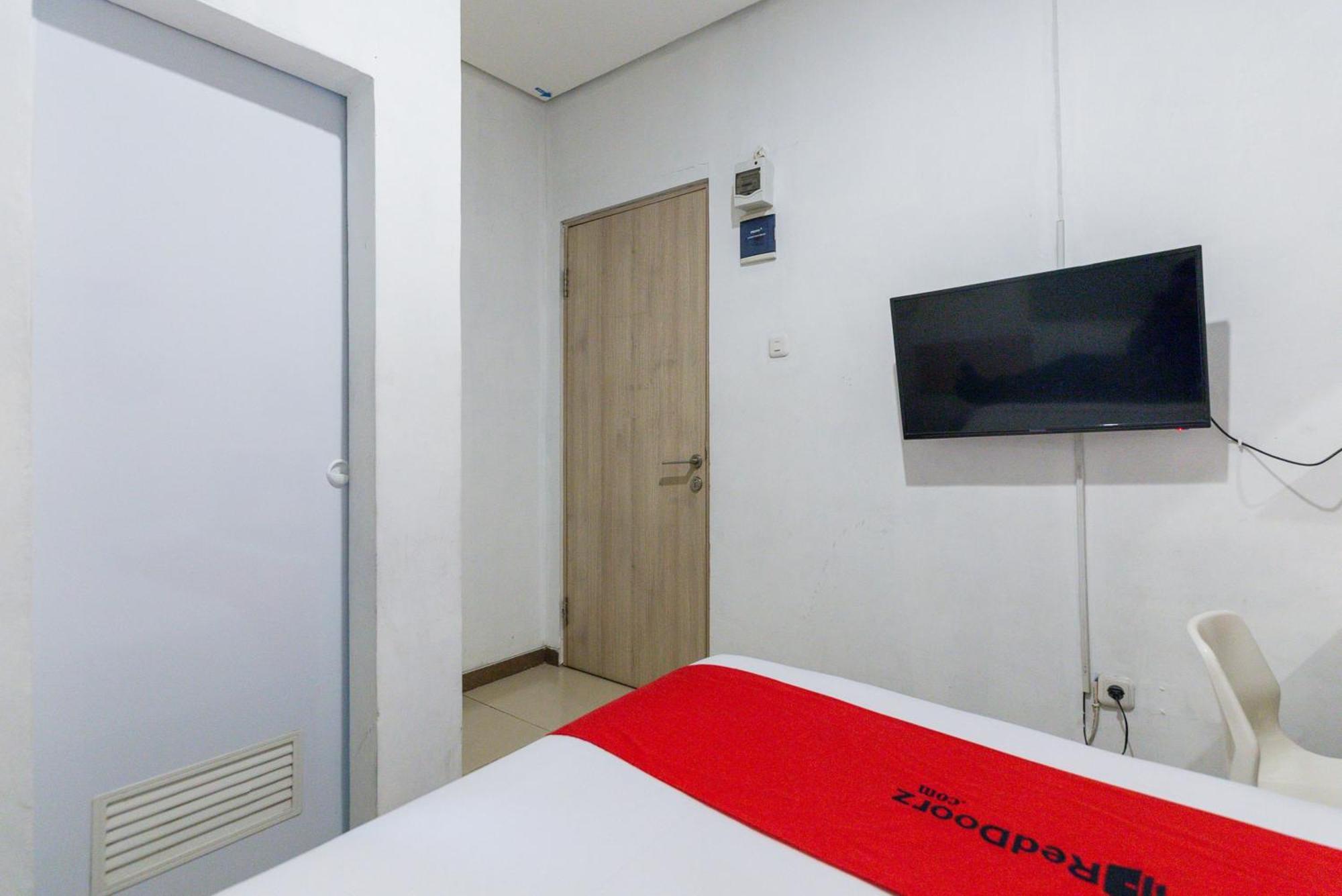 Reddoorz Plus Syariah Near Mall Pondok Indah Джакарта Екстериор снимка