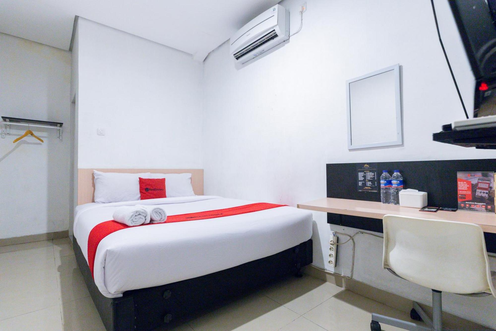 Reddoorz Plus Syariah Near Mall Pondok Indah Джакарта Екстериор снимка