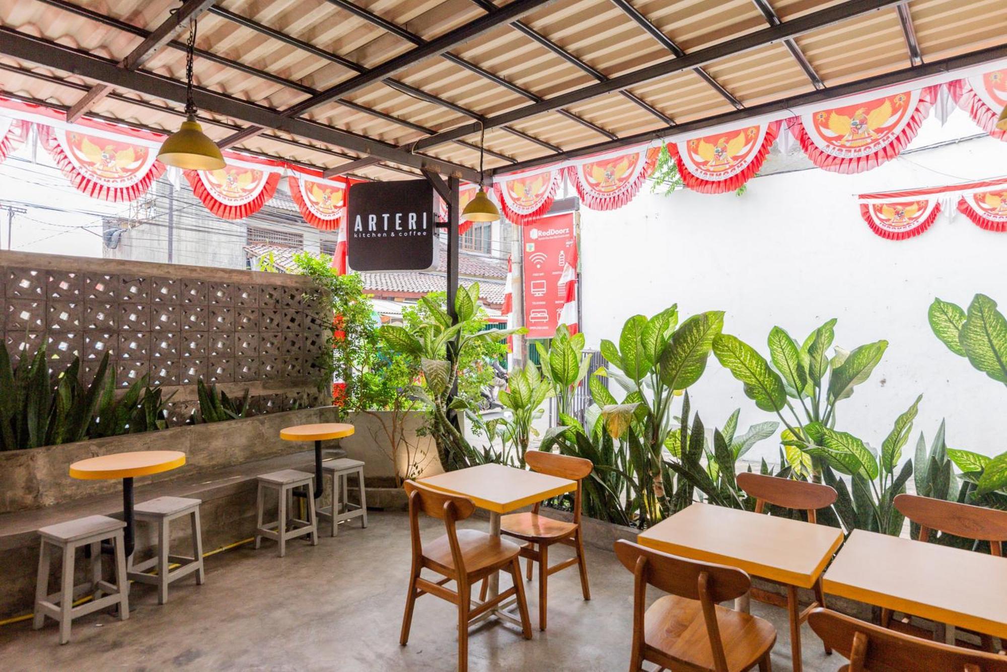 Reddoorz Plus Syariah Near Mall Pondok Indah Джакарта Екстериор снимка